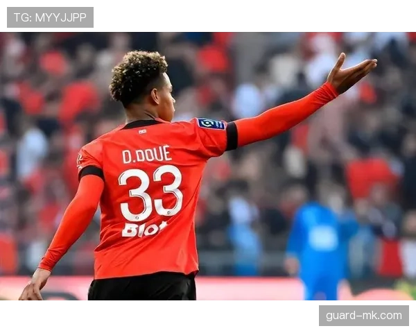 杜埃与卡马文加的雷恩传承及中场角色差异解析