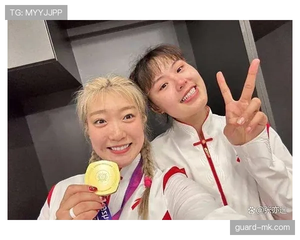 李月汝上场像坦克，下了场居然拎着超市塑料袋回家，这差距也太能演了